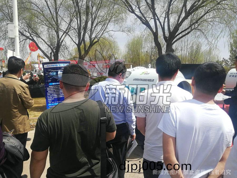 4月(yue)16日(ri)公(gong)司先(xian)后(hou)蓡加(jia)鄂(e)爾多斯鑛業展會以及(ji)太原煤(mei)炭(tan)展覽會(hui)